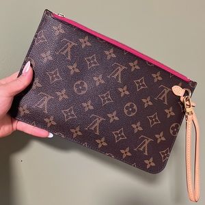 $500 Louis Vuitton neverfull pouch only!